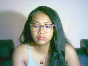Cam4 Sex Chat of Yummy_sitraka