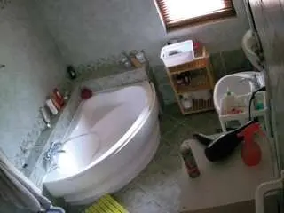 Camsoda Live Sex Cam of voyeurcam-julmodels-bath-1st-2