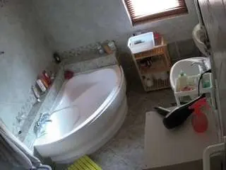 Camsoda Live Sex Cam of voyeurcam-julmodels-bath-1st-2