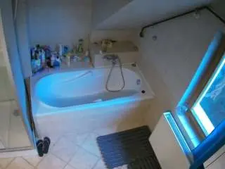 Camsoda Watch Live Sex Cams of voyeurcam-julmodels-bath-2nd-1