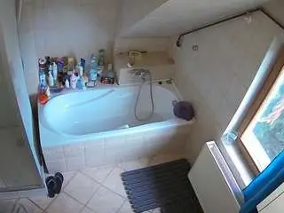 Camsoda Best Webcam of voyeurcam-julmodels-bath-2nd-1