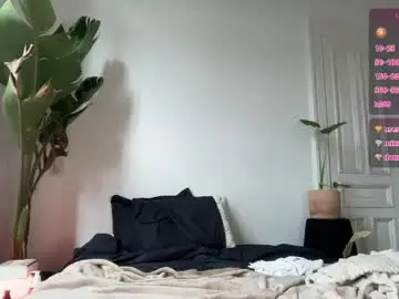 Chaturbate Live Sex Cam of hung_angel_xxl