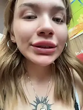 Stripchat Live Sex Cam of FlashTitsRoyal