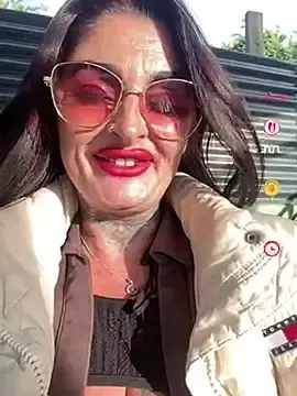 Stripchat Live Sex Cam of Irish_Scarlet_Squirt