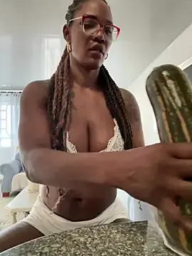 Stripchat Free Porn Cam of Bustykeyla