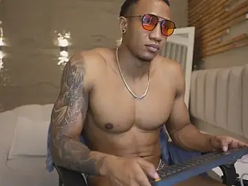 Stripchat Adult Webcam of Logan_Varela