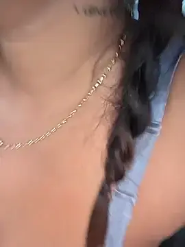 Stripchat Live Sex Cam of camiysebas21