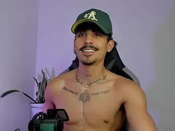 Stripchat Live Sex Cam of Lukeetaylor
