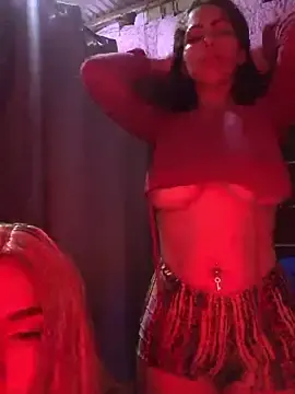 Stripchat Nude Webcam of SexyFriends_