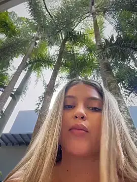 Stripchat Free Porn Cam of lunablossom_