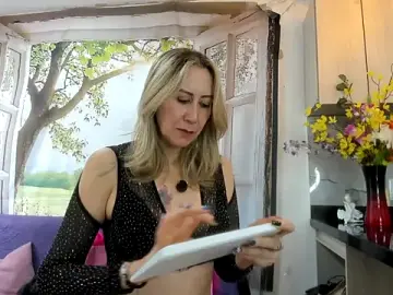 Stripchat Sex Cam of ashleymilf_1