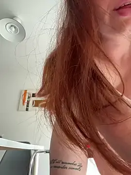 Stripchat Sex Cam of redheaddoll22
