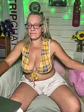 Stripchat Live Sex Cam of TrenaAnne