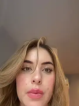 Stripchat Sex Cam of Alirawrz