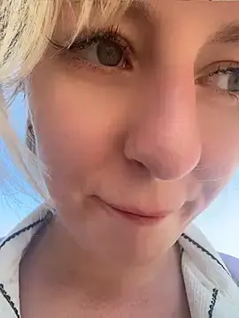 Stripchat Live Sex Cam of RonnieKiss