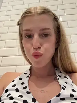 Stripchat Adult Video Chat of kira_mia