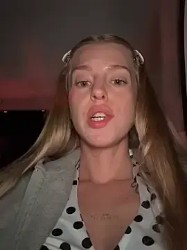 Stripchat Sex Chat of kira_mia