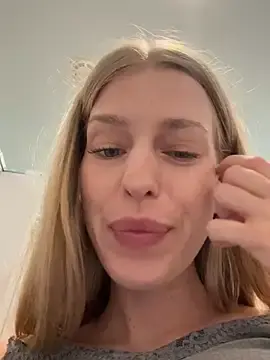 Stripchat Watch Live Sex Cams of kira_mia