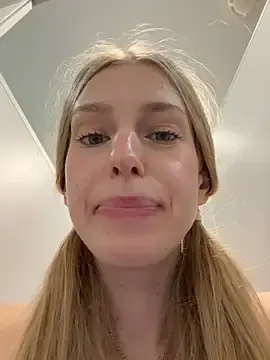Stripchat Watch Live Sex Cams of kira_mia
