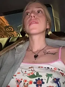 Stripchat Watch Live Sex Cams of kira_mia